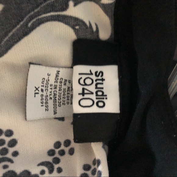 Black and White Sleeveless Top - Picture 6 of 6